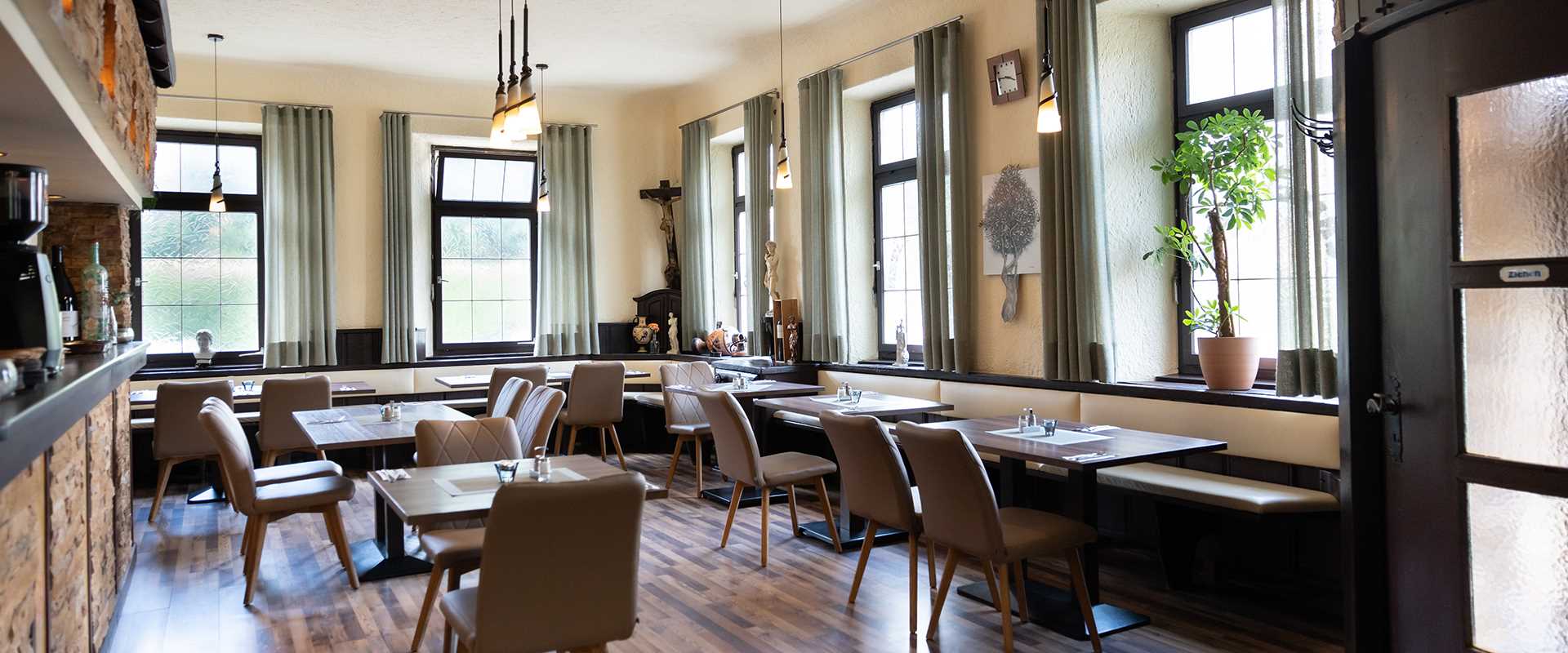 Neuhof | Griechisches Spezialitäten-Restaurant in Neuburg3